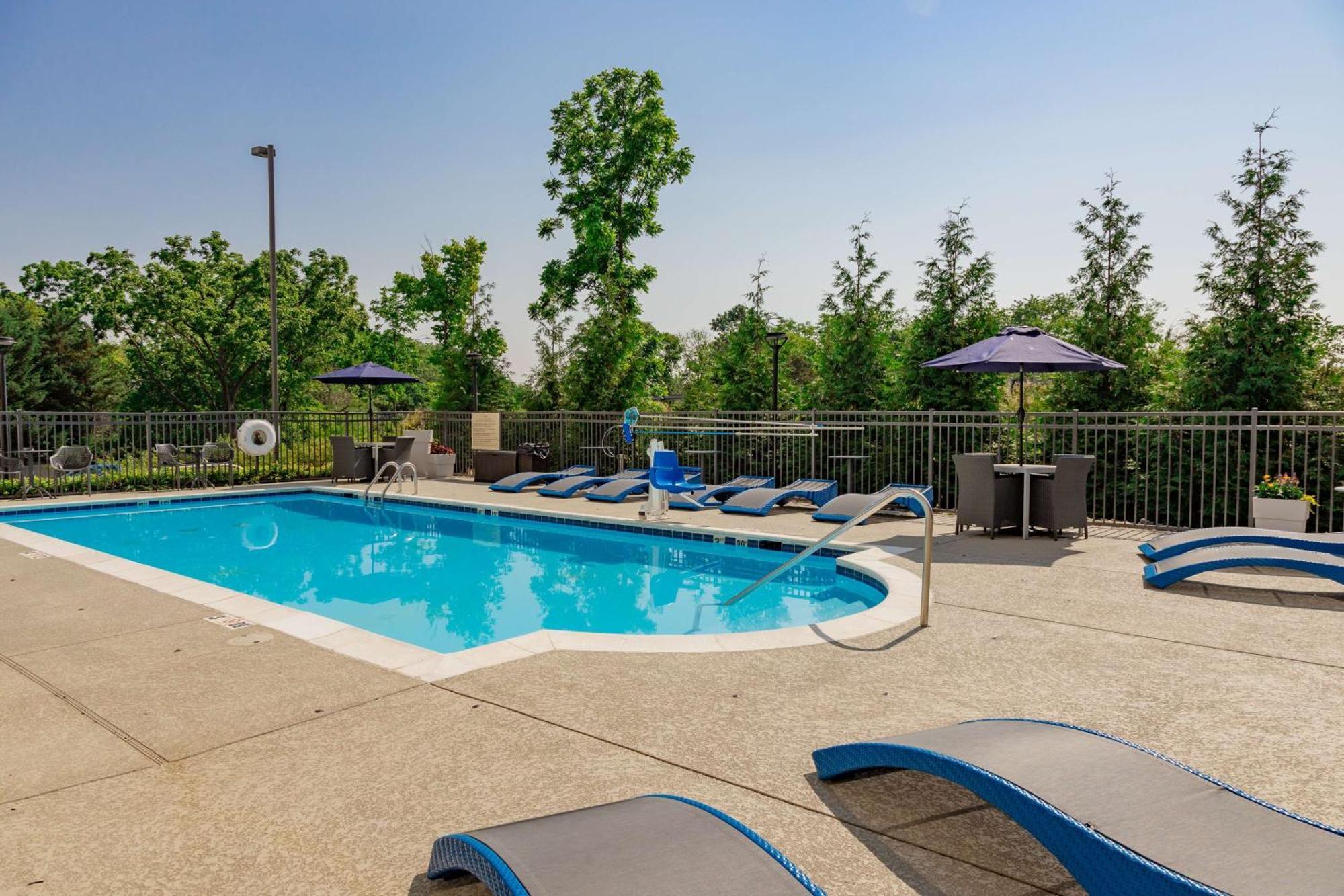Hampton Inn Уинчестер Экстерьер фото
